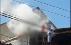 Video Dramatis Evakuasi Pekerja Bangunan Tewas Tersengat Listrik di Karanganyar