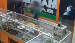 Video CCTV Kawanan Begal Bercelurit Rampas Pengunjung Warteg di Ciledug