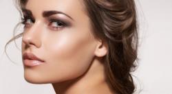 Ingin Wajah Tampak Tirus? Yuk, Coba Trik Make-Up Ini
