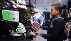 Cara Mudah Menghilangkan Bau Apek pada Helm akibat Air Hujan