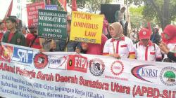 Tolak Omnibus Law Cipta Lapangan Kerja, Buruh Sumut Unjuk Rasa di Kantor DPRD