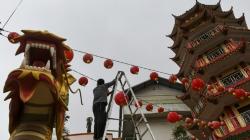 Jelang Imlek, Pengurus Vihara Bodhijaya Kunjungan Kasih ke Rumah Warga Tionghoa<