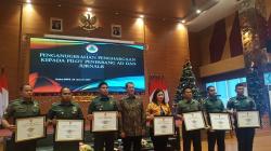 BNPB Beri Penghargaan untuk Awak Helikopter yang Mendarat Darurat di Sangihe