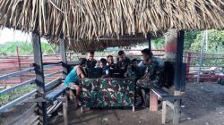 Prajurit Kodam II/Sriwijaya Latih Warga Perbatasan Gunakan Komputer