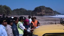 Khofifah Pantau Jalur Lingkar Selatan di Malang dengan Mobil Jeep