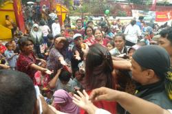 Ketika Warga Menanti Peluit Rezeki Ditiupkan saat Imlek