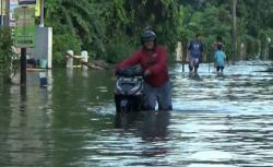 Saat Genangan Banjir di Tegal Jadi Area Bermain Anak-anak<