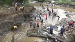 Hindari Banjir, Warga Ponorogo Bersihkan Sampah di Pintu Air Cokromenggalan