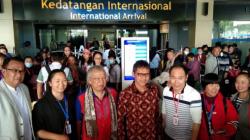 Gubernur Sumbar Irwan Prayitno Sambut 174 Turis China di Bandara Minangkabau