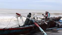 13 Kapal Bagan Nelayan di Painan Sumbar Tenggelam Diterjang Ombak Besar