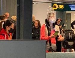 Viral Pelancong China Pakai Galon Air dan Helm Tangkal Virus Korona<