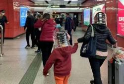 Cara Unik Pelancong China Cegah Virus Korona, dari Pakai Helm hingga Galon Air