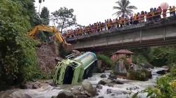 Truk Pengangkut CPO Terjun ke Sungai Aek Nanggali di Mandailing Natal, Sopir Tewas
