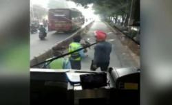 Video Viral Pengendara Motor Pelat Merah Emosi Ditegur Terobos Jalur Transjakarta