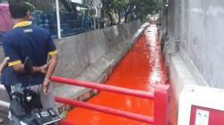 Pewarna Pupuk dalam Gudang Pabrik Tumpah, Kali di Gresik Jadi Oranye