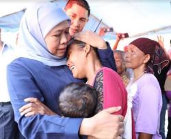 Gubernur Jatim Khofifah Kunjungi Warga Korban Banjir Bandang di Jember<