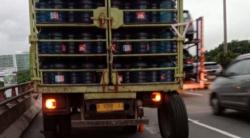 Truk Galon Air Alami Gangguan Ban, Lalu Lintas Tol Cikampek ke Jatinegara Terhambat