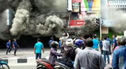 Detik-Detik Penyelamatan 3 Korban Kebakaran Ruko di Medan