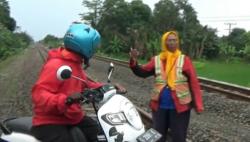 Kisah Nenek Kasturah, 2 Tahun Jaga Perlintasan KA di Pekalongan Tanpa Dibayar