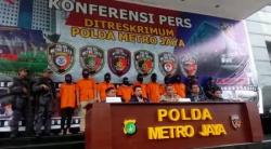 Video Polisi Rilis Tersangka Pembobolan Rekening Ilham Bintang