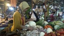 Harga Bawang Putih dan Bombai di Pasar Induk Kramat Jati Turun