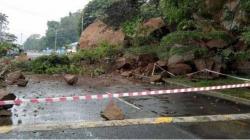 Tebing Setinggi 30 Meter Longsor, Akses Jalan ke Perum Jasa Tirta Jatiluhur Purwakarta Tertutup