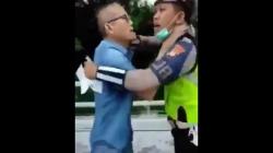 Viral di Media Sosial, Pria Ini Cekik Polisi PJR karena Tak Terima Ditilang