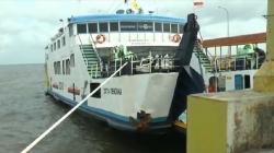 Gelombang Tinggi dan Angin Kencang, Kapal Feri di Situbondo Tak Berlayar