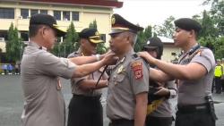 Kapolsek Cempa Naik Pangkat setelah Aksi Heroiknya Bersimpuh untuk Selamatkan Warga Viral