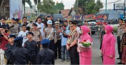 Irjen Pol Firman Santyabudi Dapat Kalung Bunga dari Polisi Cilik di Jambi