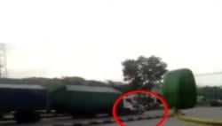 Video Amatir Truk Gandeng Rem Blong Seret Minibus 100 Meter di Semarang