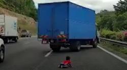Viral Bocah 2 Tahun Selamat Setelah Terlempar dari Mobil akibat Tabrakan di Jalan Tol Malaysia