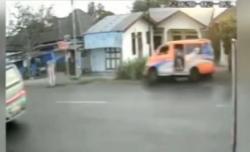Detik-Detik Angkot Pengangkut Pelajar Terguling akibat Sopir Ugal-Ugalan di Sumut