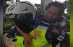 Video Heroik Polisi Gendong Warga Kena Serangan Jantung ke Rumah Sakit