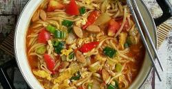 Mencicipi Mi Tek Tek Kuah, Rasanya Lezat dan Pedas