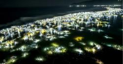 Mengintip Kemeriahan Wisatawan Berburu Cacing Warna-warni di Puncak Bau Nyale 2020