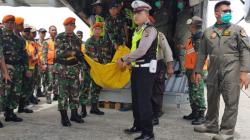 Keluarga 5 Prajurit Yonif 725/Woroagi Korban Heli MI-17 Dapat Santunan