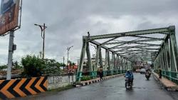 Diduga Depresi, Pemuda di Padang Nekat Panjat dan Rebahan di Atas Jembatan