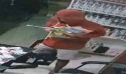 Video CCTV Aksi 2 Pembobol Ruko di Makassar Gasak Uang Jutaan Rupiah