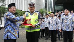 Bripka Sigit, Polisi yang Gendong Warga Sakit Jantung Terima Penghargaan dari Ombudsman RI