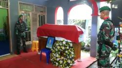 Menahan Tangis, Ayah Sertu Ilham Terima Jenazah Sang Anak di Rumah Duka