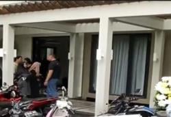 Video Suasana Rumah Duka Ashraf Sinclair, Artis dan Kerabat Berdatangan