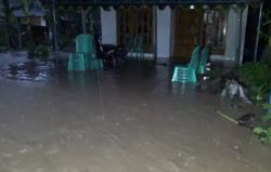 Banjir hingga Satu Meter, Pesta Syukuran Kelahiran Bayi di Sambit Ponorogo Batal<