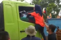 Video Bupati Lebak Iti Oktavia Ngamuk Panjat Truk Viral di Medsos
