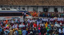 Ribuan Warga Sambut Gembira Uji Coba Reaktivasi Jalur Kereta Api Cibatu-Garut