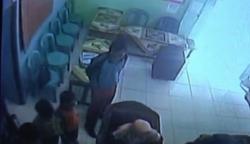 Video CCTV Wali Murid Aniaya Siswa di Sekolah Palembang