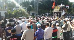 Massa Aksi 212 Salat Asar Berjamaah di Jalan Medan Merdeka Barat