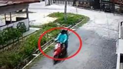 Rekaman CCTV Pasutri Curi Motor di Masjid Pekanbaru saat Warga Salat Duhur