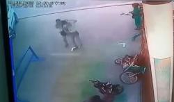 Terekam CCTV, Maling Lari Tunggang-Langgang Dikejar Polisi saat Isi Bensin