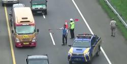Dampak Longsor di Tepi Tol Cipularang, Contraflow Diberlakukan di Sekitar KM 118